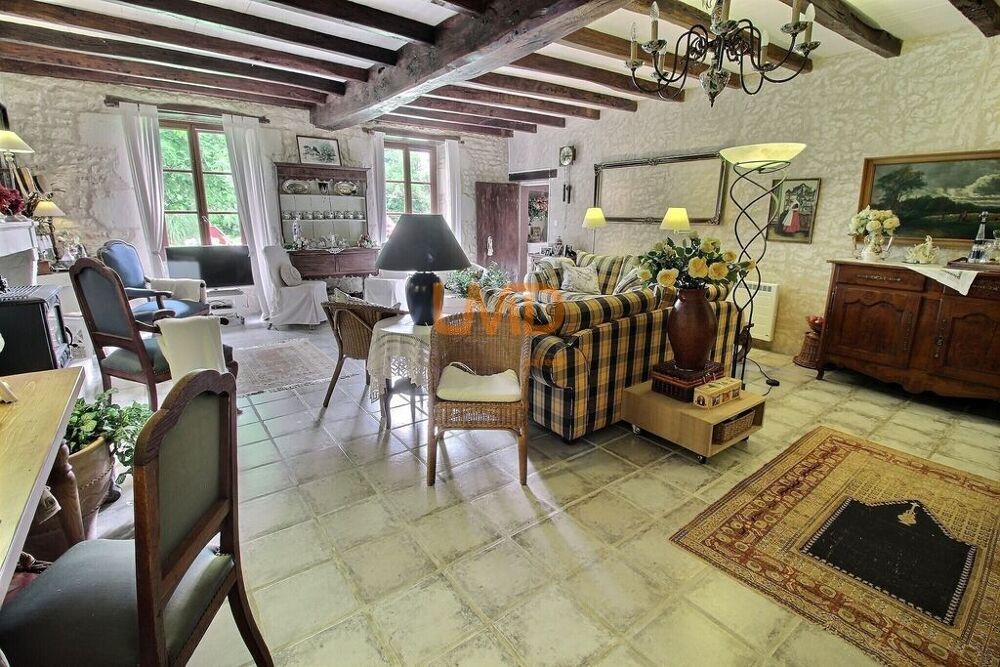 Maison de charme avec piscine et dépendances  218 m²  (17400)