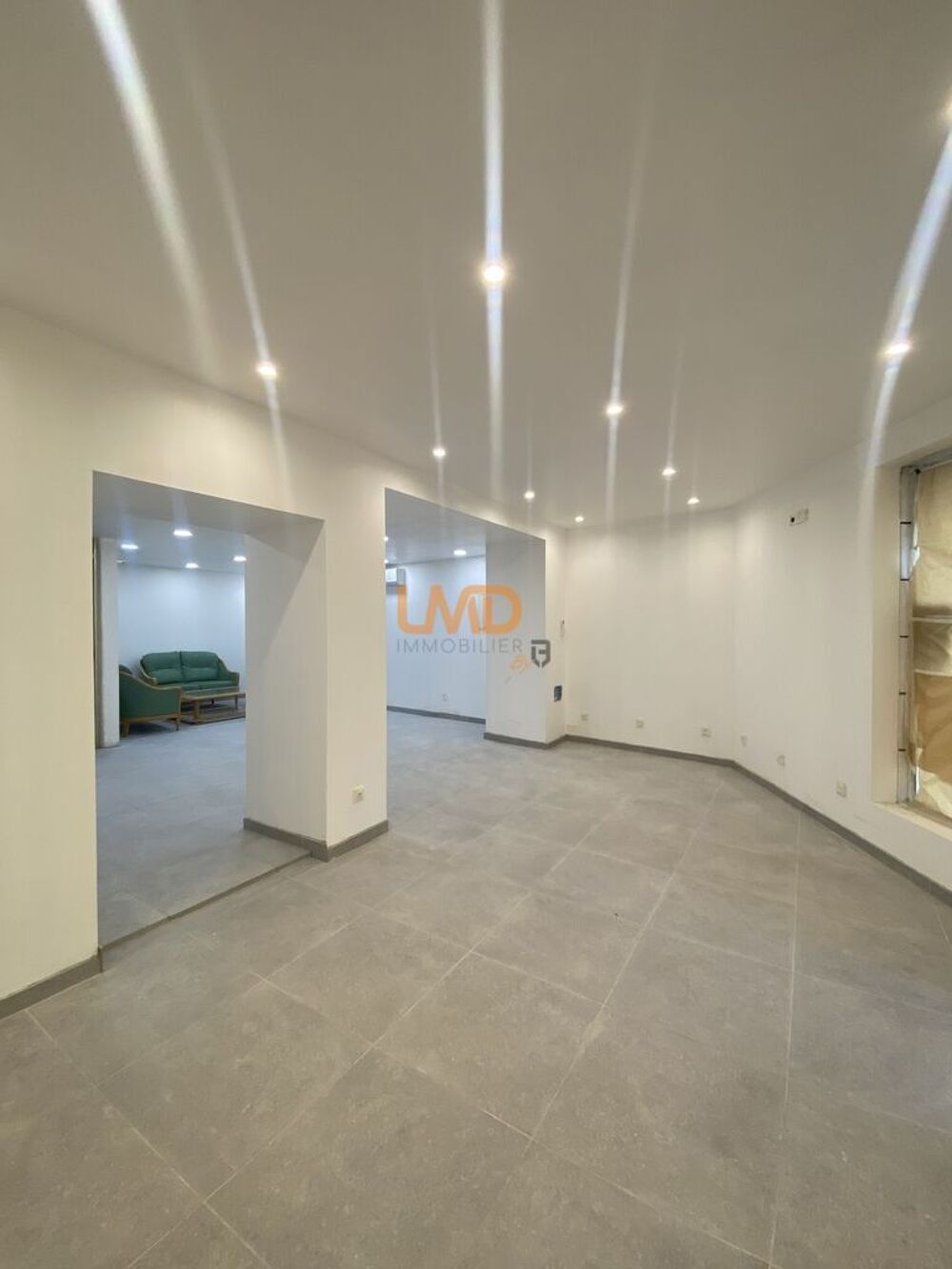   Local commercial Nimes