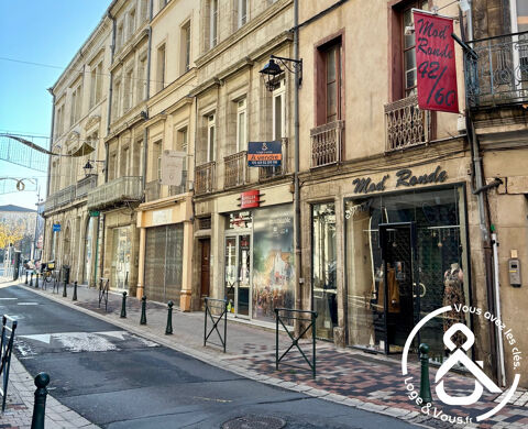   Local commercial loué situé dans une rue commerçante 