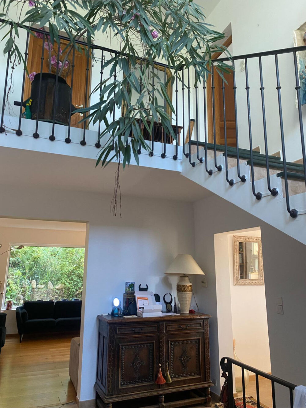 belle opportunité dans un quartier hors pair pour cette maison traditionnelle de cinq chambres sur double niveaux avec piscine e