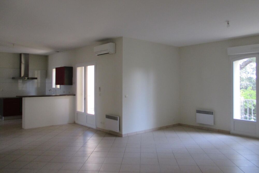 MAUGUIO / VAUGUIERES : Grand T3 avec terrasse et parkings.
