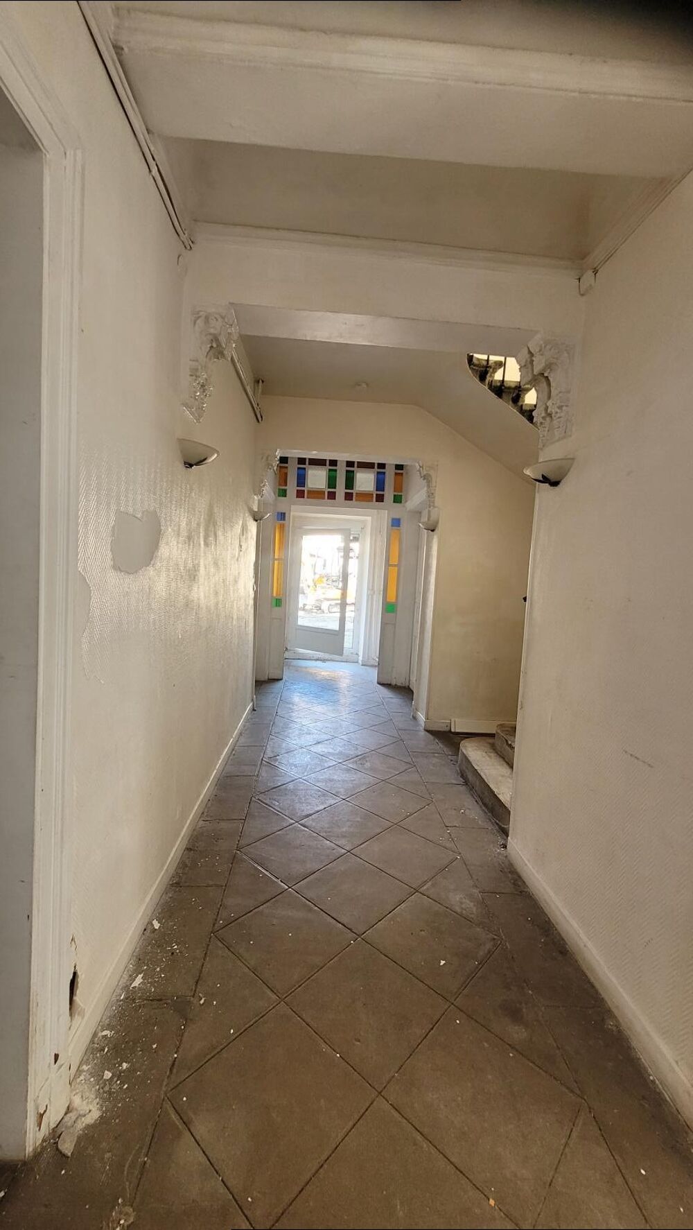 LUNEL VIEL Superbe maison de village en R+1 . T6 à rénover de 176 m2 hab / 244 m2 de terrain sans vis à vis .
