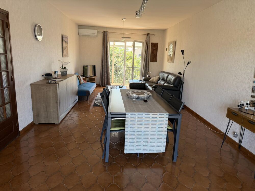Un bien à mi chemin entre la maison de ville et l'appartement à coté de la mer
