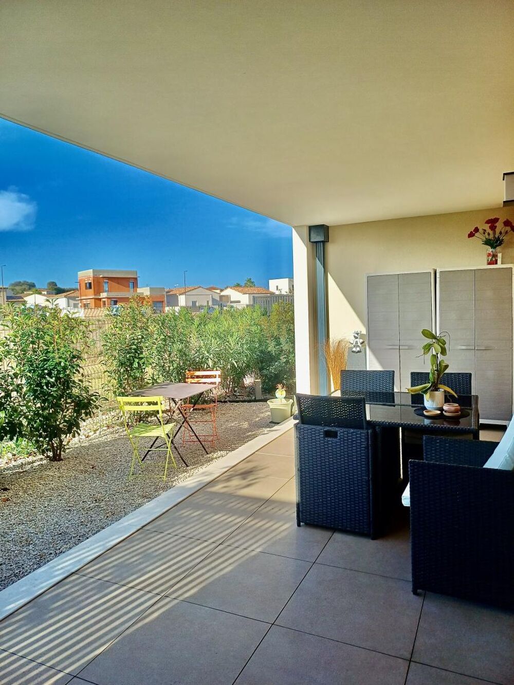 Bel appartement T2 de 43 m2 avec terrasse et parking privatif - résidence récente 2024.