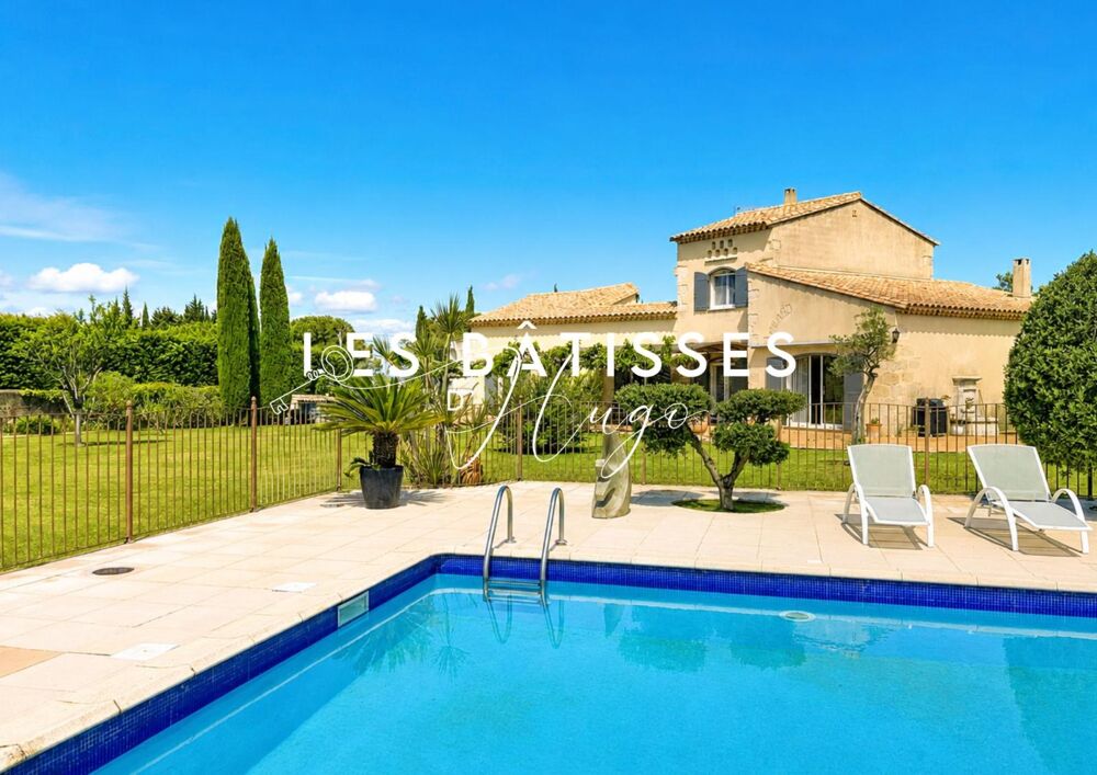 Maison avec grand jardin et piscine.