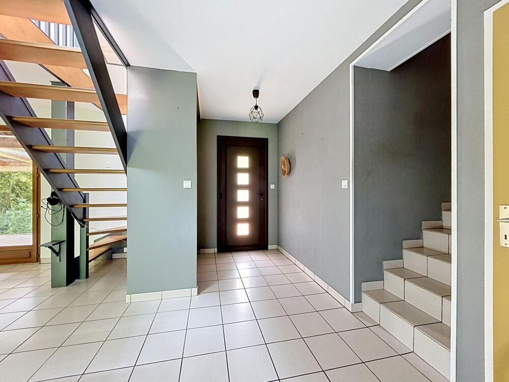 APPRIEU  Maison familiale avec sous-sol sur un terrain arboré de 951 m²