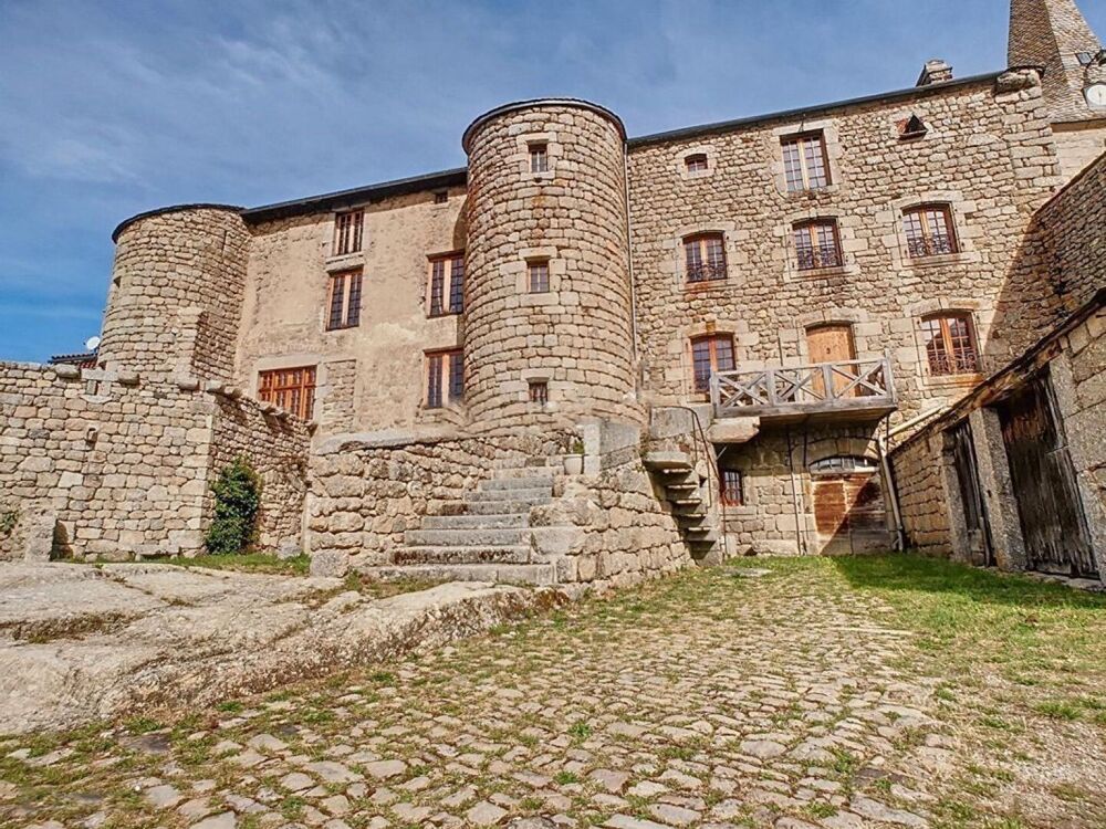 chateau médiéval restauré vendu entièrement meublé