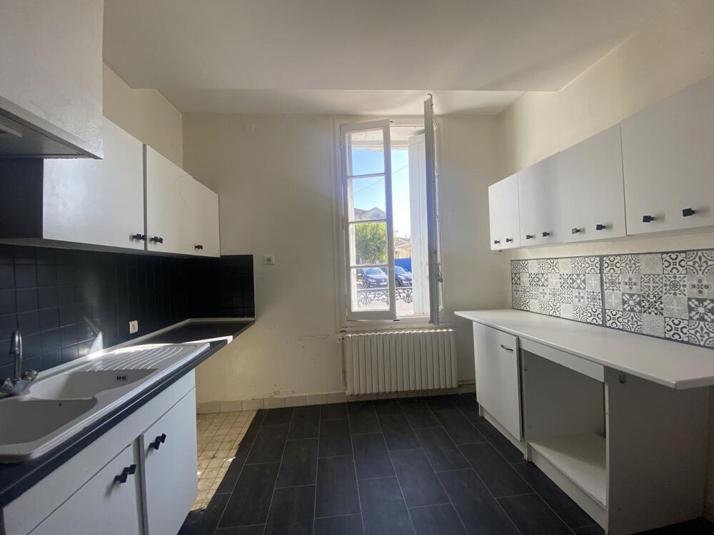 LUNEL VIEL Superbe maison de village en R+1 . T6 à rénover de 176 m2 hab / 244 m2 de terrain sans vis à vis .