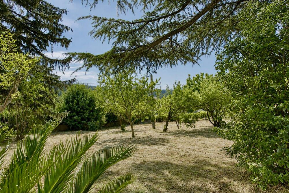 Deux logements en un  Grand terrain de 1 408 m²  Idéal famille ou investissement