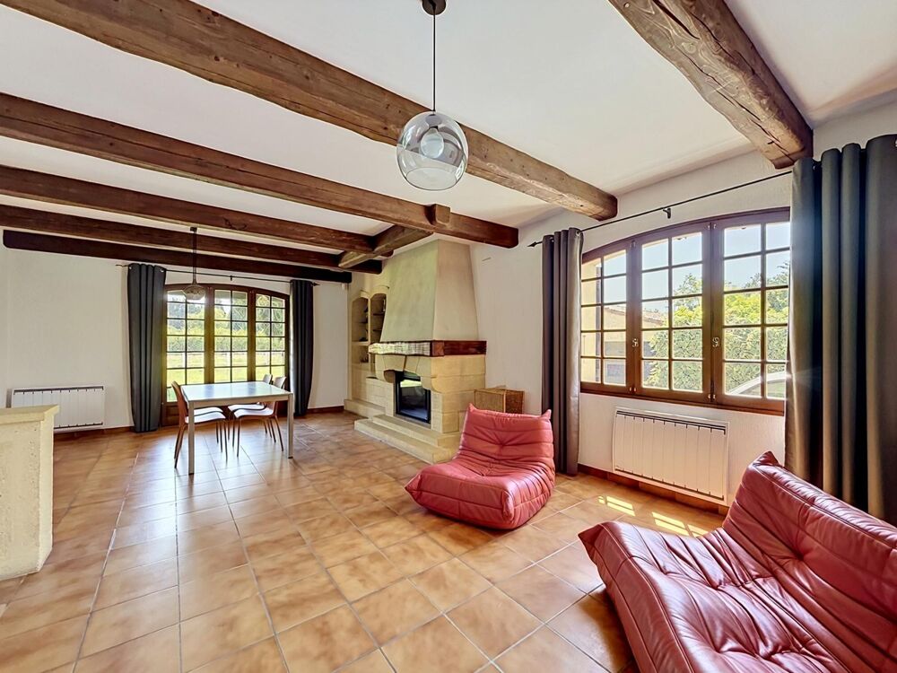 Entre campagne, propriété avec piscine et potentiel équestre.