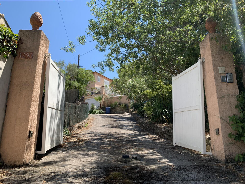 belle opportunité dans un quartier hors pair pour cette maison traditionnelle de cinq chambres sur double niveaux avec piscine e