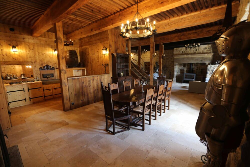 chateau médiéval restauré vendu entièrement meublé