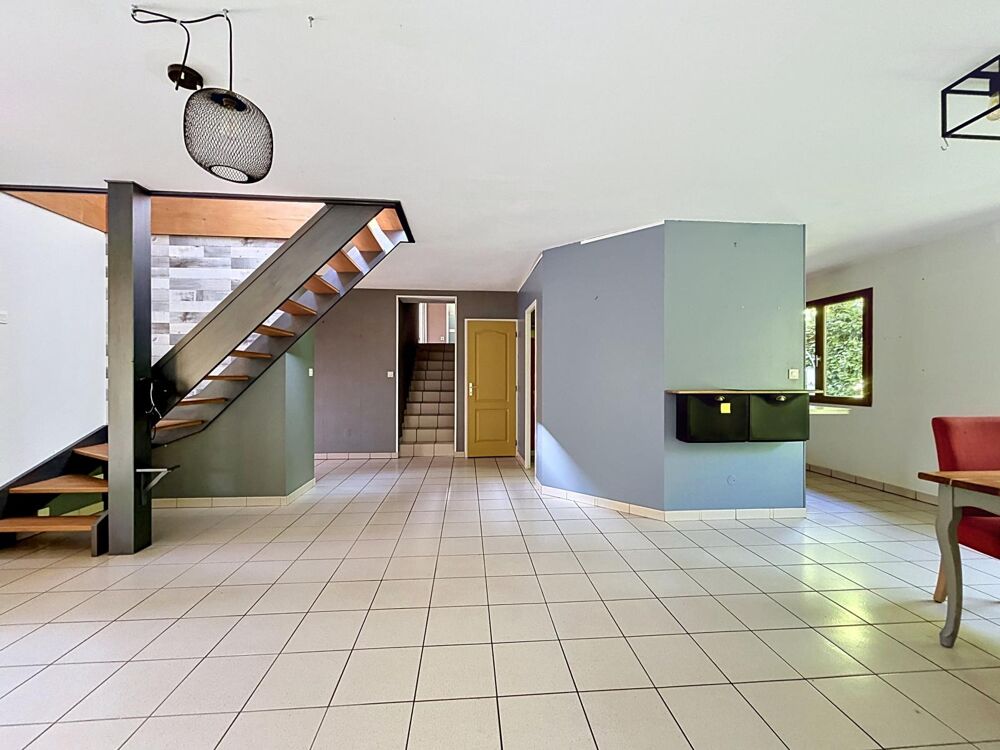 APPRIEU  Maison familiale avec sous-sol sur un terrain arboré de 951 m²