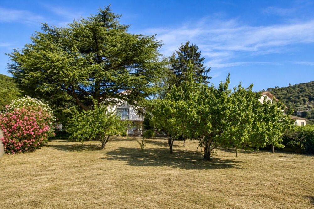 Deux logements en un  Grand terrain de 1 408 m²  Idéal famille ou investissement