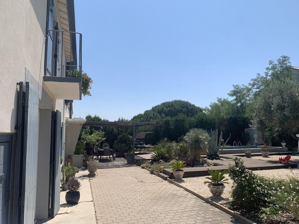 ancien mas Camarguais revisité avec soin avec piscine et jardin aménagé dans ce hameau calme proche d'Aigues Mortes