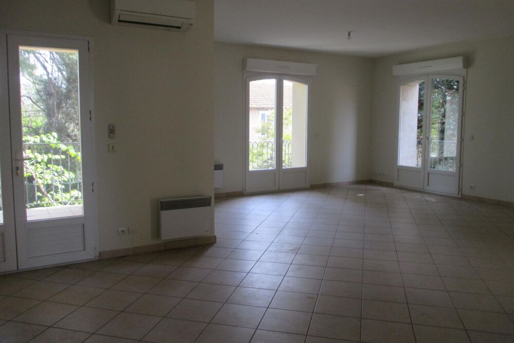 MAUGUIO / VAUGUIERES : Grand T3 avec terrasse et parkings.