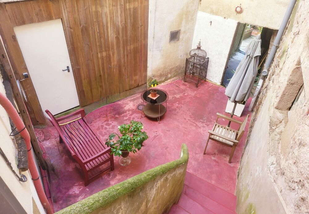 Lodeve vente appartement T2, avec bureau cours, 3 caves et jardin privé