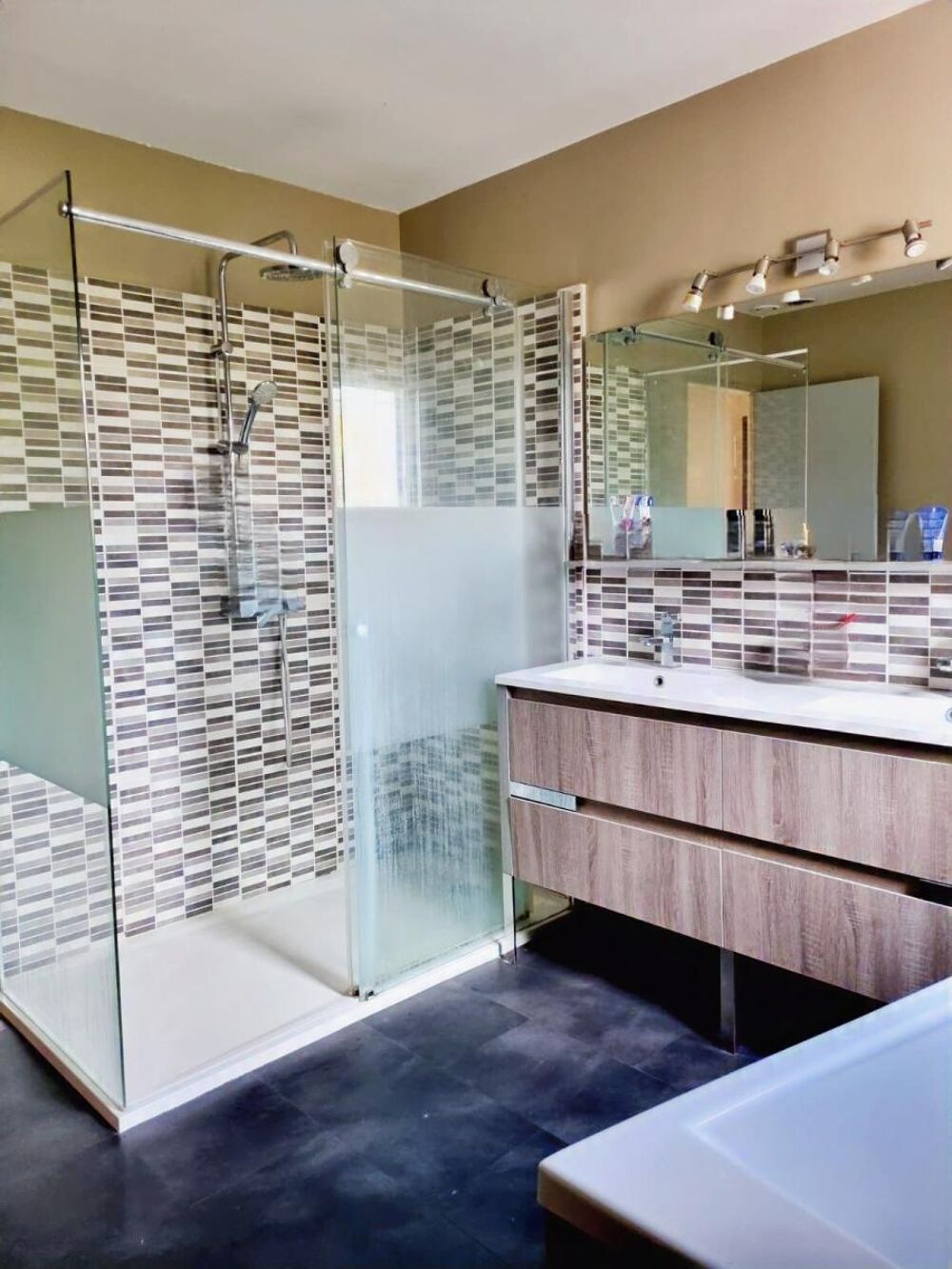 Vente Maison Maison familiale de plain-pied avec piscine, cheminée et garage sur un terrain de 1000 m² Villetelle