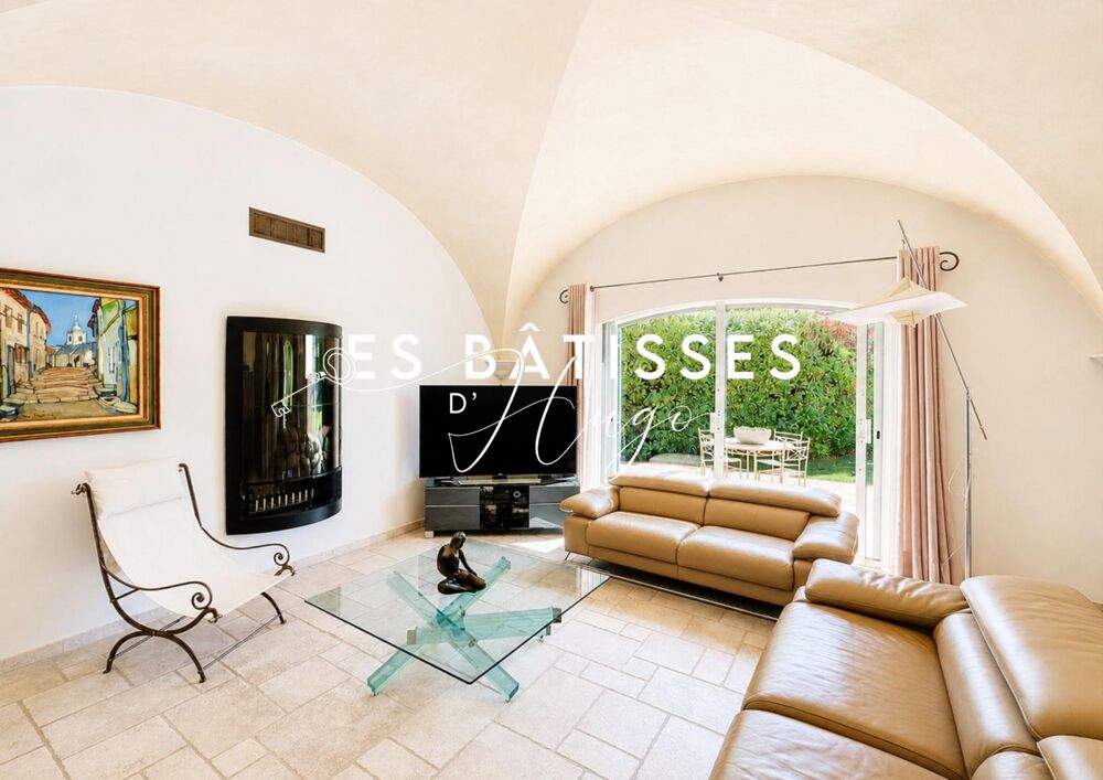 Maison avec grand jardin et piscine.