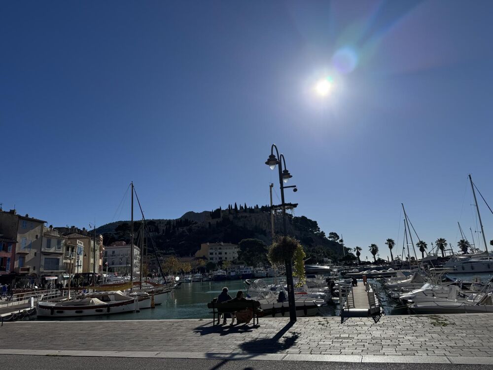 Vente Appartement cassis vue sur le cap dans la vieille ville proximité des quais magnifique duplex vue mer démembrement de propriété de qualité . Cassis