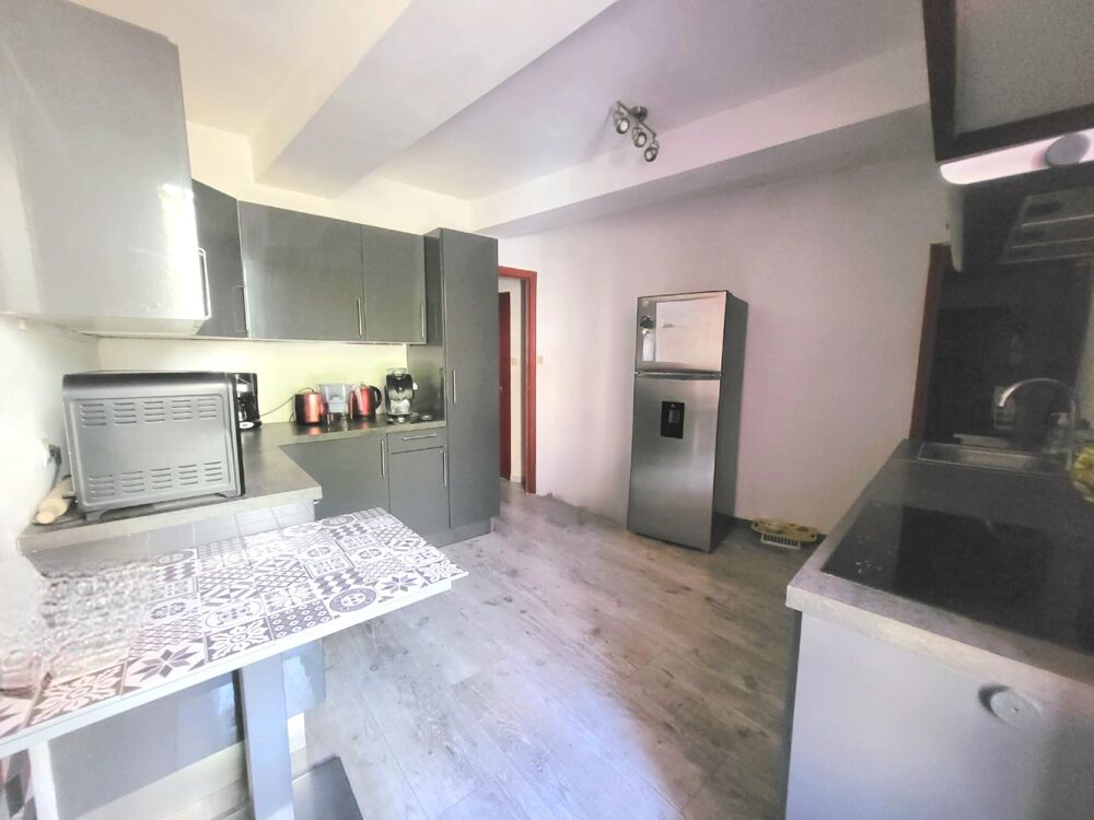 Lodeve vente appartement T2, avec bureau cours, 3 caves et jardin privé