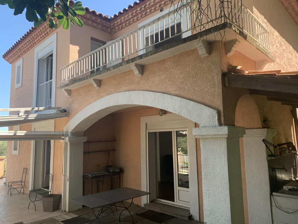 belle opportunité dans un quartier hors pair pour cette maison traditionnelle de cinq chambres sur double niveaux avec piscine e