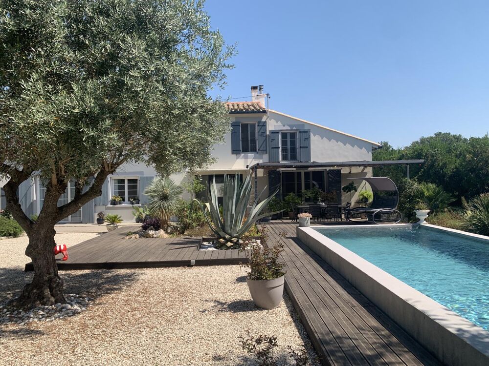 ancien mas Camarguais revisité avec soin avec piscine et jardin aménagé dans ce hameau calme proche d'Aigues Mortes