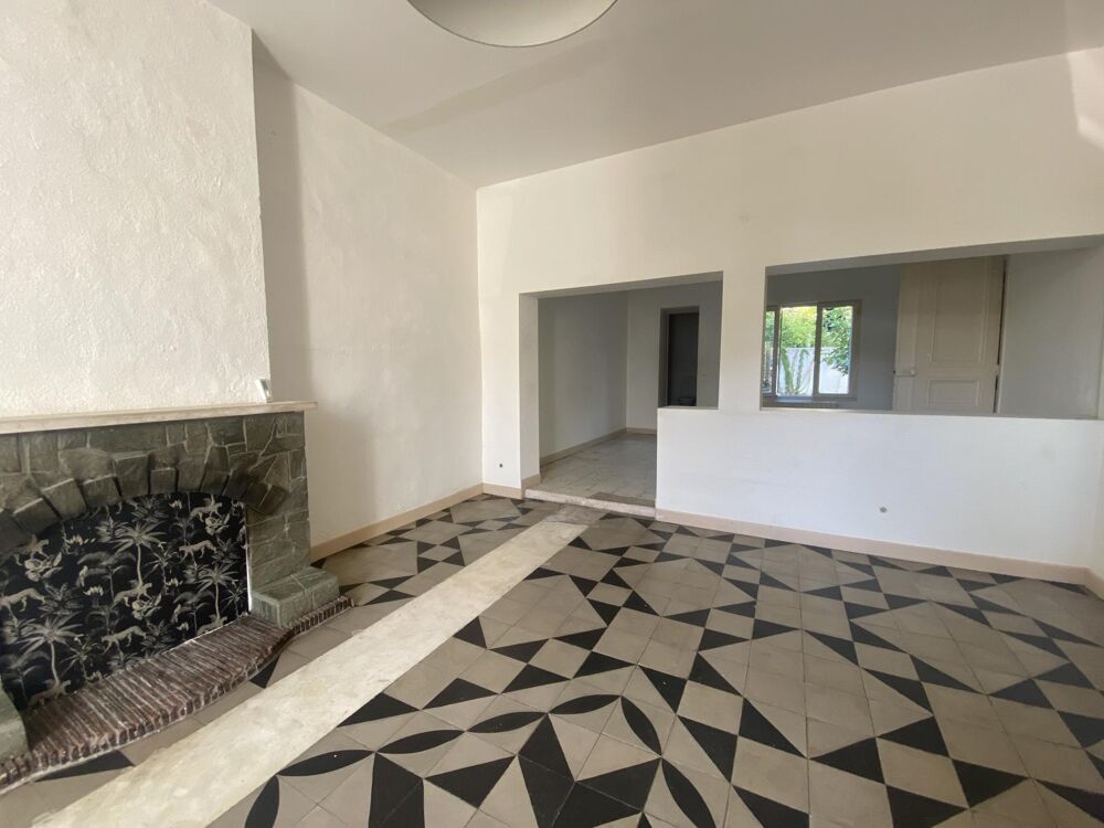 LUNEL VIEL Superbe maison de village en R+1 . T6 à rénover de 176 m2 hab / 244 m2 de terrain sans vis à vis .