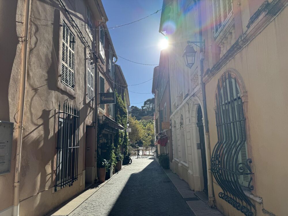 Vente Appartement cassis vue sur le cap dans la vieille ville proximité des quais magnifique duplex vue mer démembrement de propriété de qualité . Cassis