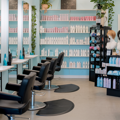 Salon de coiffure avec client&egrave;le fid&egrave;le – Annonay 72000 63 m²$$72 000 &euro;