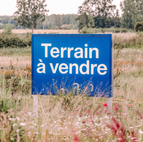 Terrain industriel avec b&acirc;timent (89) 102000 2500 m�$$102 000 &euro;