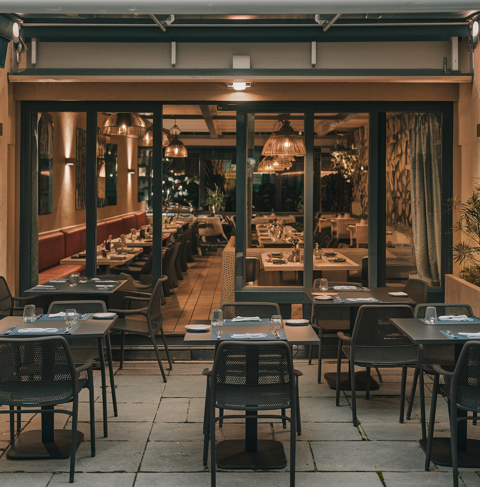 Murs Restaurant avec grande terrasse privative en quartier d'h&ocirc;tels et de bureaux � Proche de Paris 1420000 260 m�$$1 420 000 &euro;