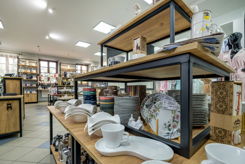 Bazar en emplacement n&deg;1 avec fort flux pi&eacute;ton et arr&ecirc;t de tram 198000 273 m²$$198 000 &euro;