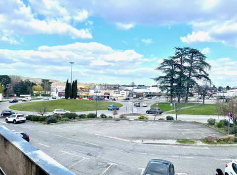   Bureaux de 116 m² idéalement situés sur axe passant à DAVEZIEUX. 