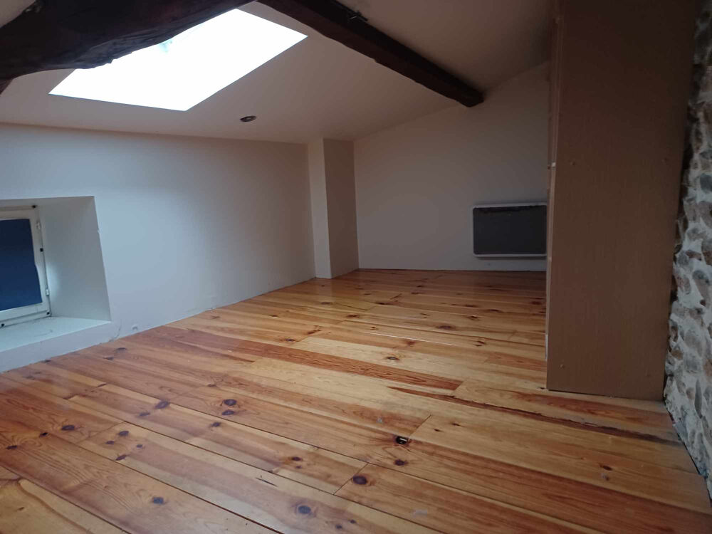 Maison de village mitoyenne de 71 m2 habitables à restaurer avec terrain.