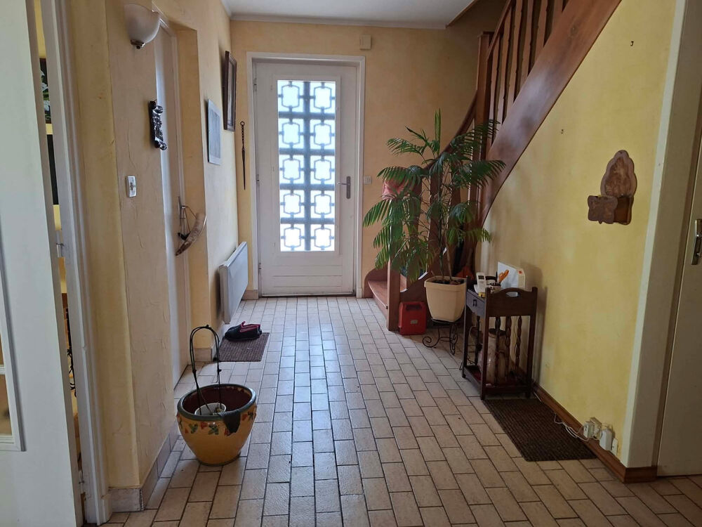 Grande maison de 1980 (5 chambres) avec dépendances et piscine sur 4000m2 de terrain