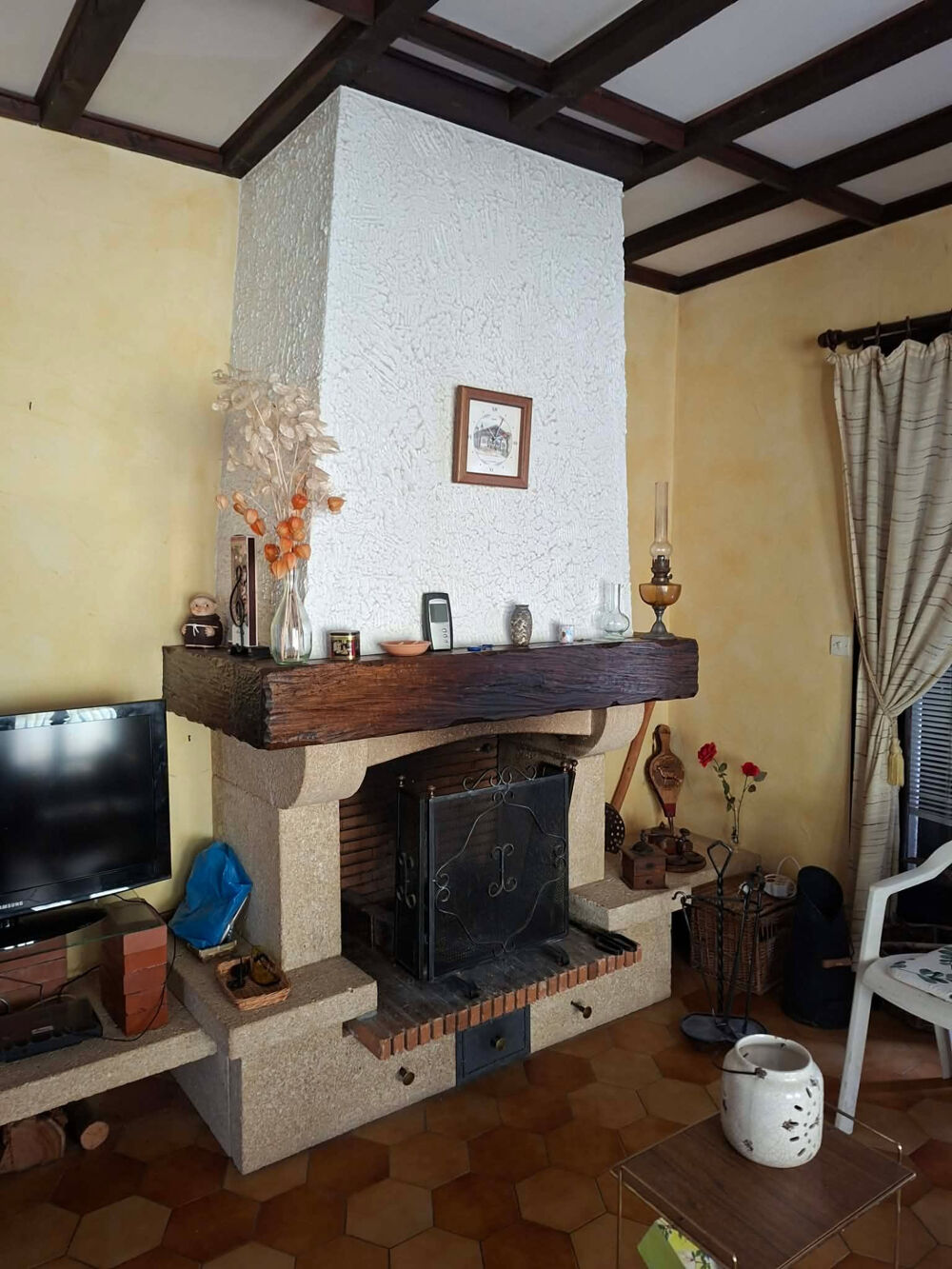 Grande maison de 1980 (5 chambres) avec dépendances et piscine sur 4000m2 de terrain