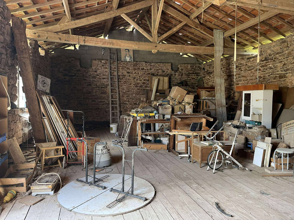 Vente Maison Ancien corps de ferme avec ses dépendances, sa cour et plus de 3000m2 de terrain attenant. Belmont de la loire