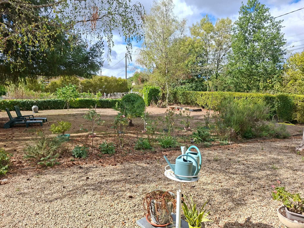 Grande maison de 1980 (5 chambres) avec dépendances et piscine sur 4000m2 de terrain