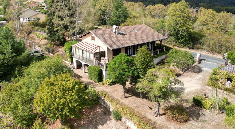 Grande maison de 1980 (5 chambres) avec dépendances et piscine sur 4000m2 de terrain