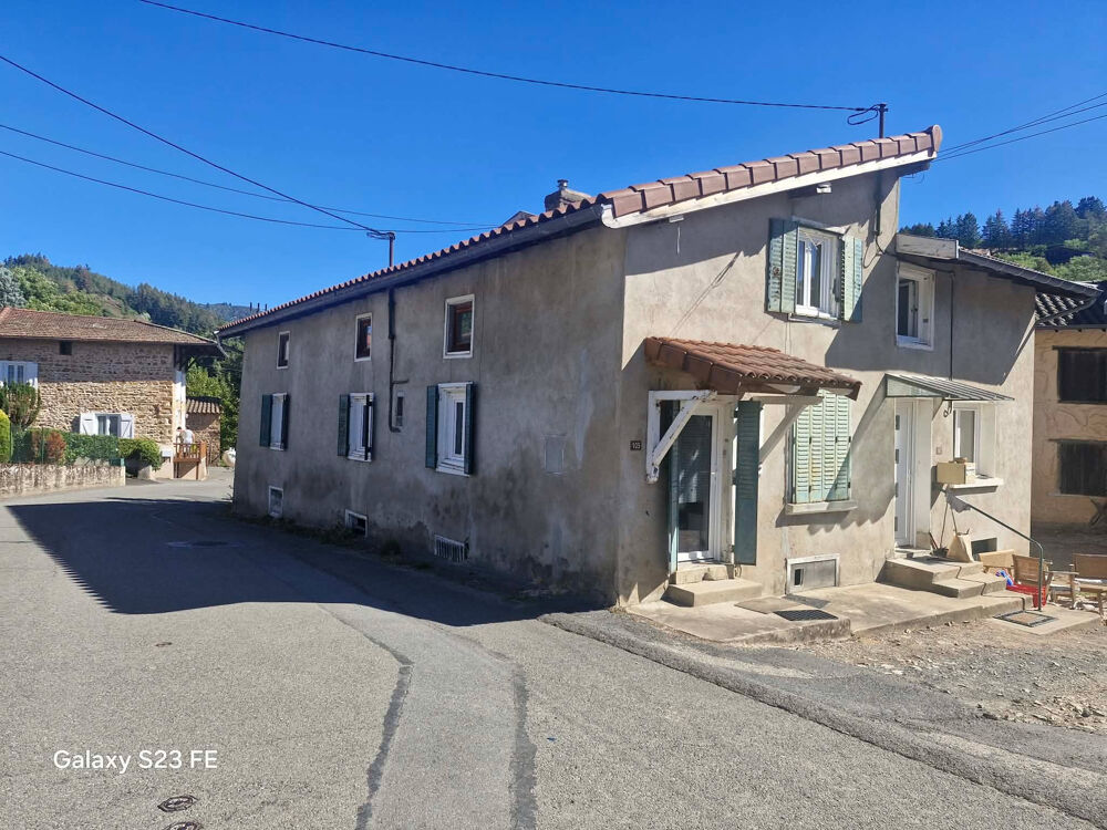Maison de village mitoyenne de 71 m2 habitables à restaurer avec terrain.