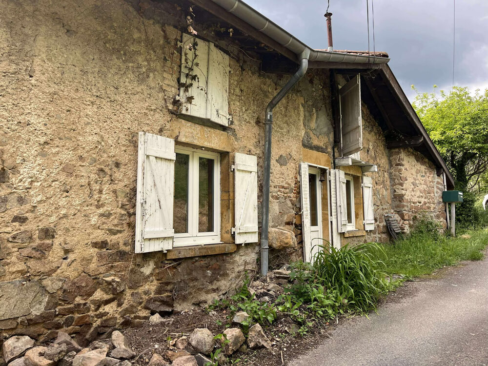 Chambost Allières. Maison de hameau sans terrain élevée sur cave
