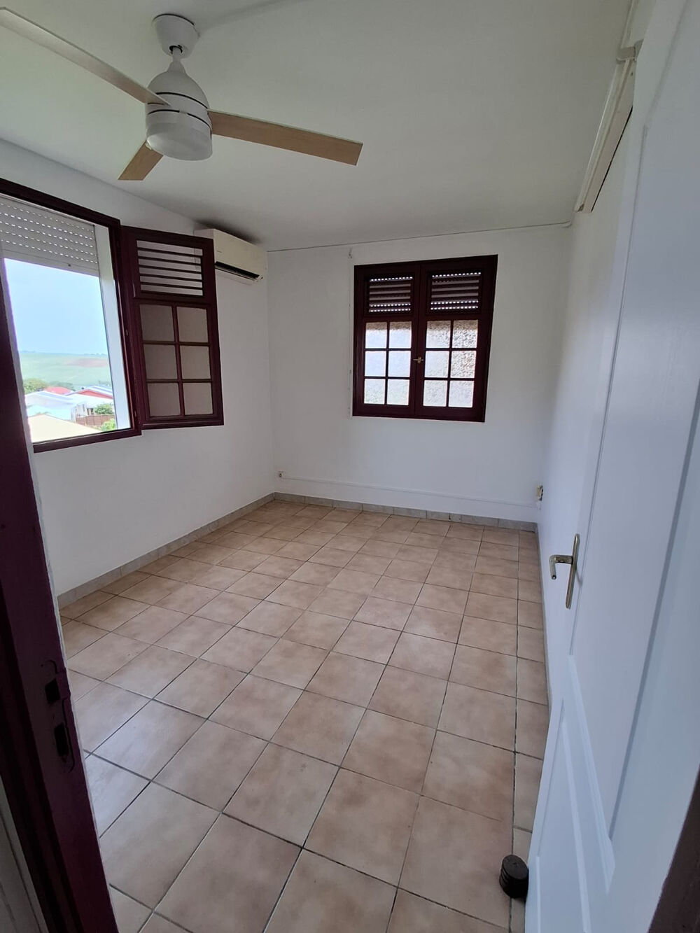 Location Appartement Loue Appt F2, Villeneuve, Sainte-Marie Ste marie