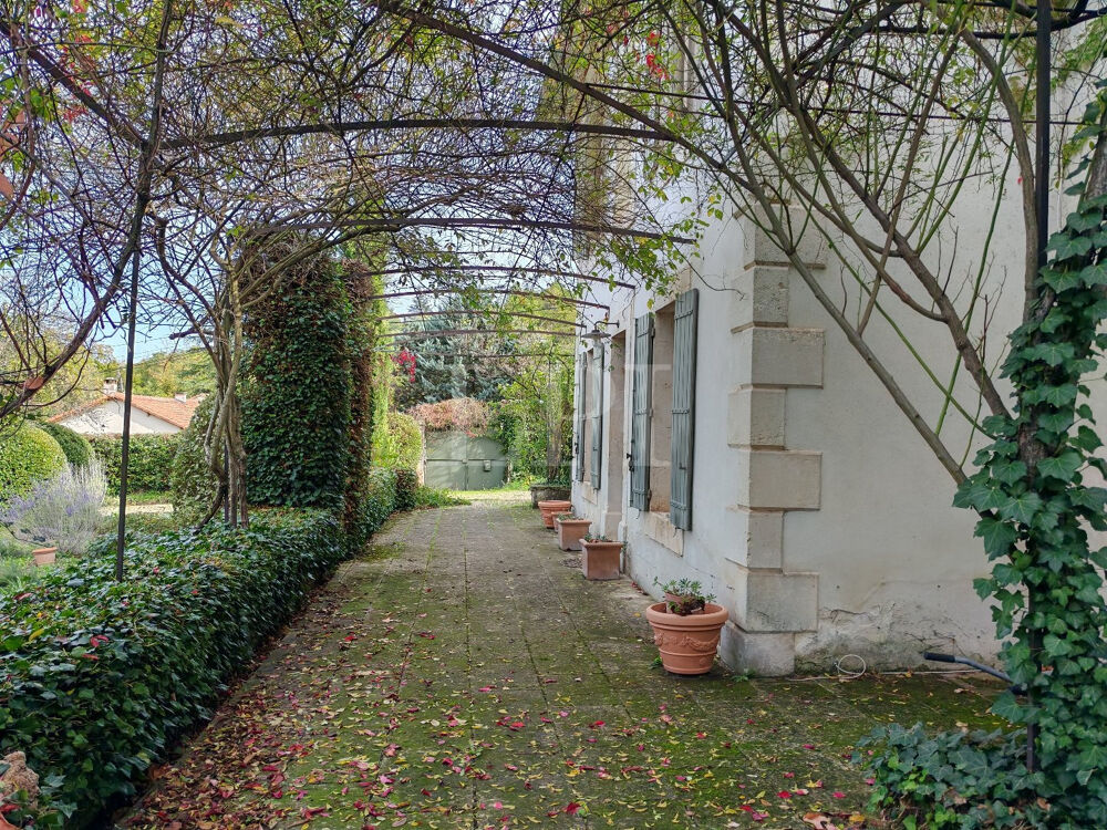 MAISON DE VILLE AVEC GRAND JARDIN ARBORE