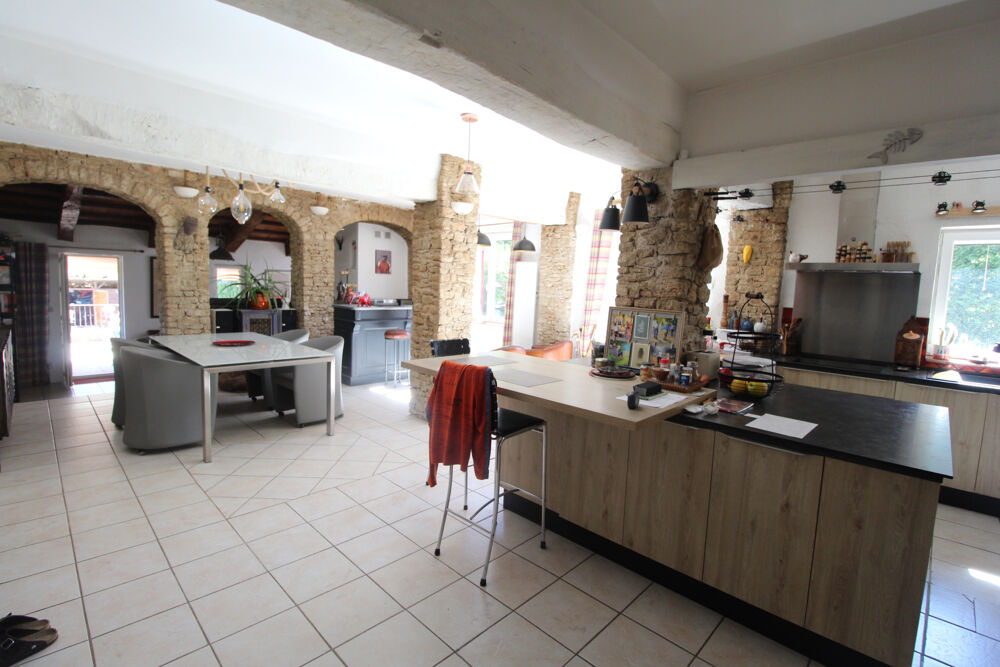 Apt, capitale du Luberon, propriété en pierres avec gites et piscine