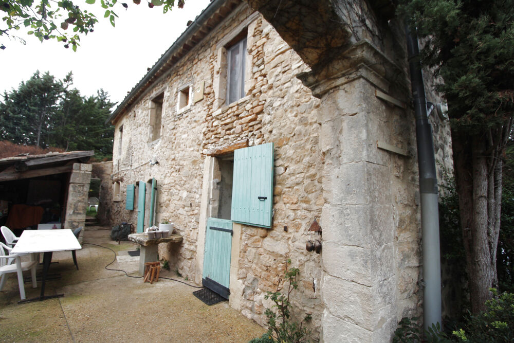 Grand Luberon. Propriété ancienne à vendre avec terrain de 1,6 ha
