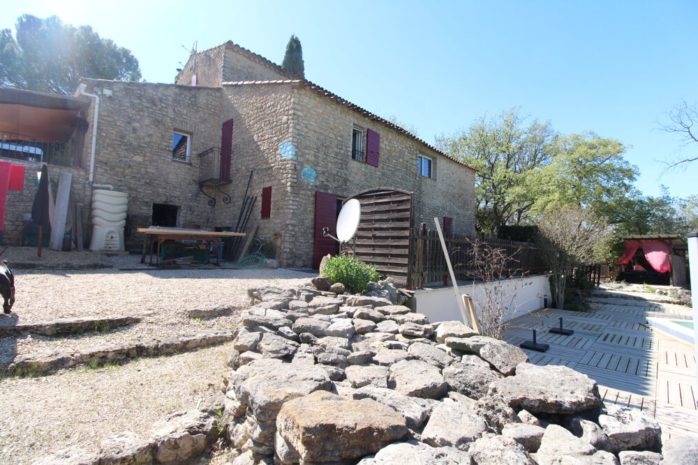 Apt, capitale du Luberon, propriété en pierres avec gites et piscine