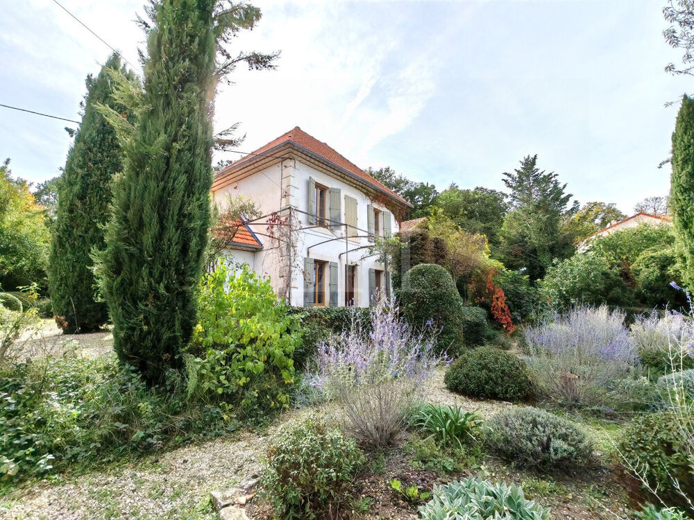 MAISON DE VILLE AVEC GRAND JARDIN ARBORE