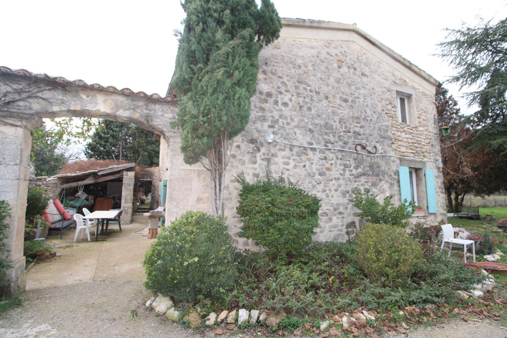 Grand Luberon. Propriété ancienne à vendre avec terrain de 1,6 ha