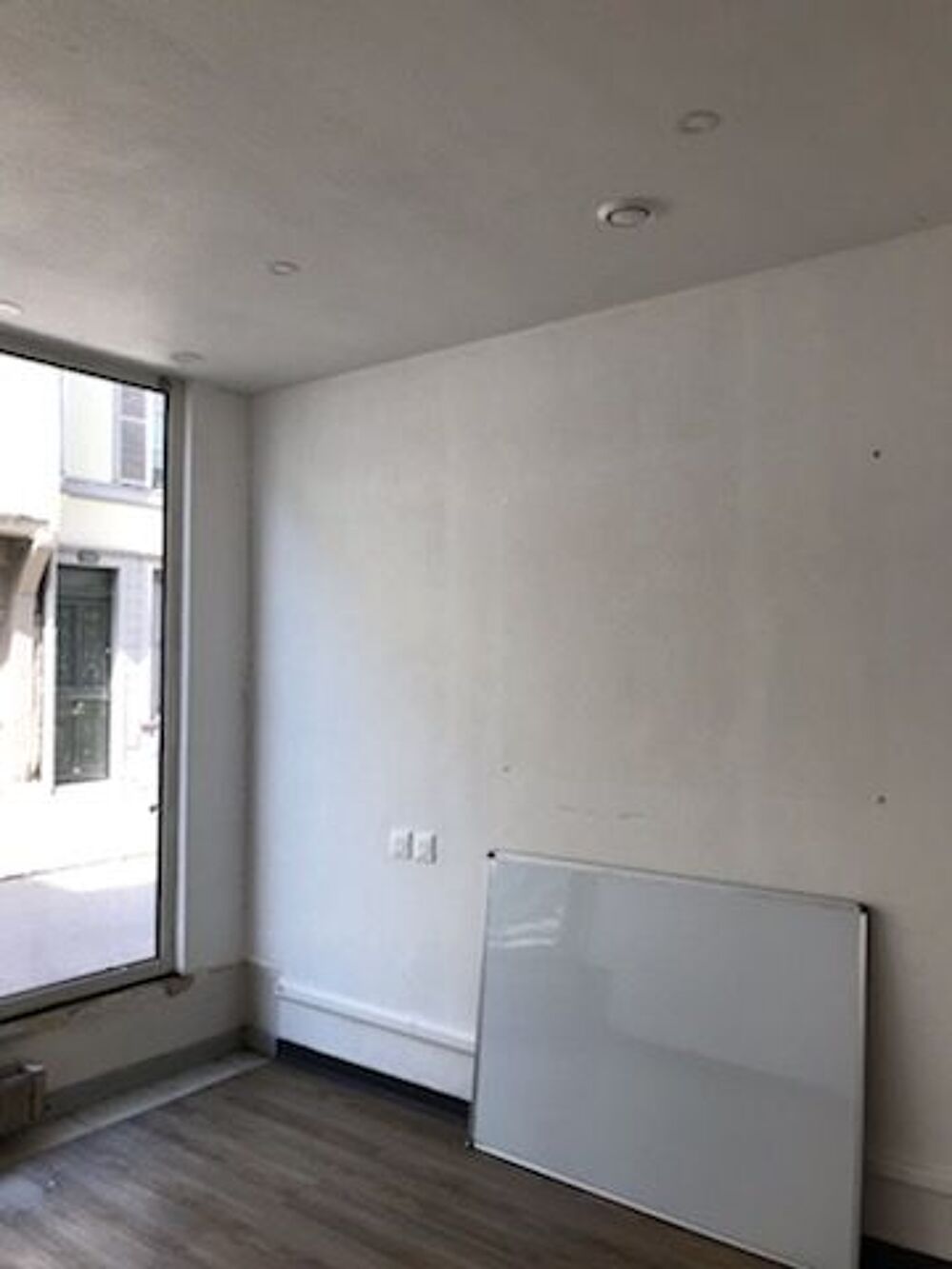   Local commercial Bureau Troyes